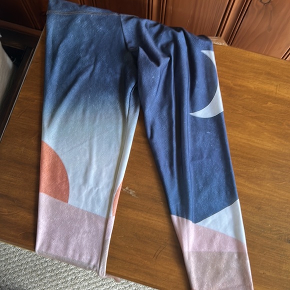 Onzie Graphic High Waisted Basic Midi Leggings - Size S/M (2-6) - Picture 8 of 8